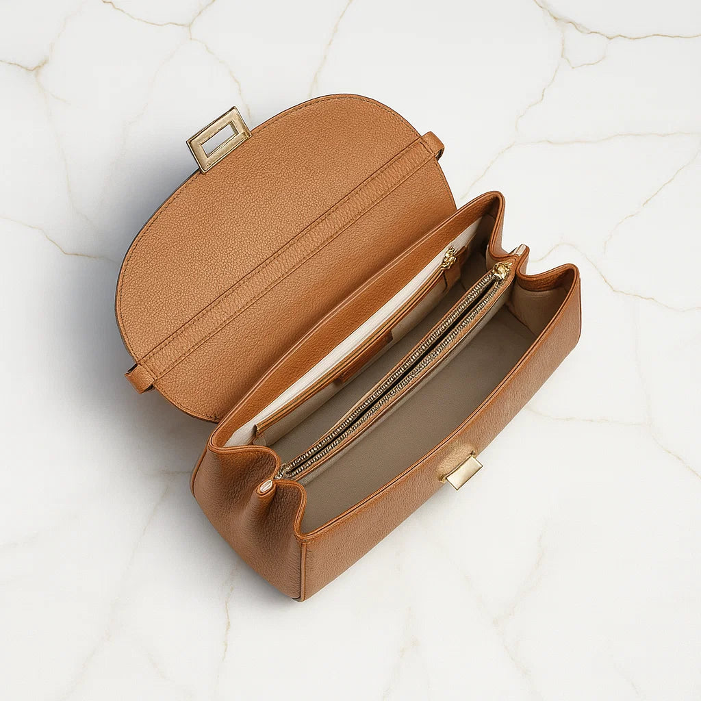 Intérieur du sac camel avec poches et compartiments visibles