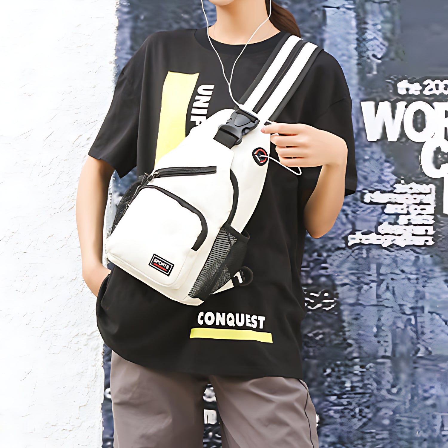 Sac convertible 2-en-1 blanc porté en travers de la poitrine par une femme