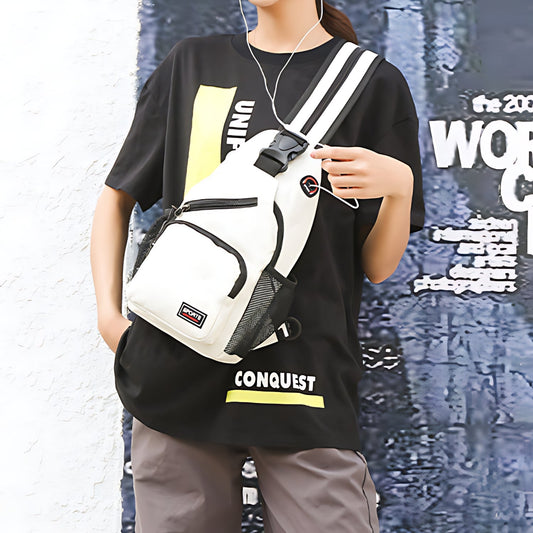 Sac convertible 2-en-1 blanc porté en travers de la poitrine par une femme