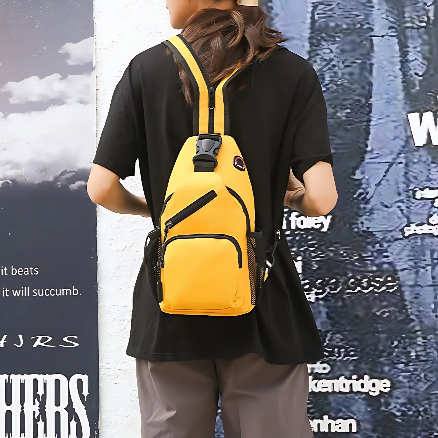 Sac convertible 2-en-1 jaune porté en sac de poitrine par une femme