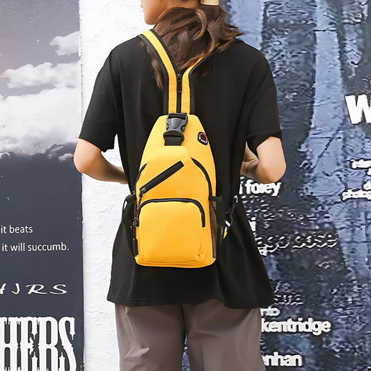 Sac convertible 2-en-1 jaune porté en sac de poitrine par une femme