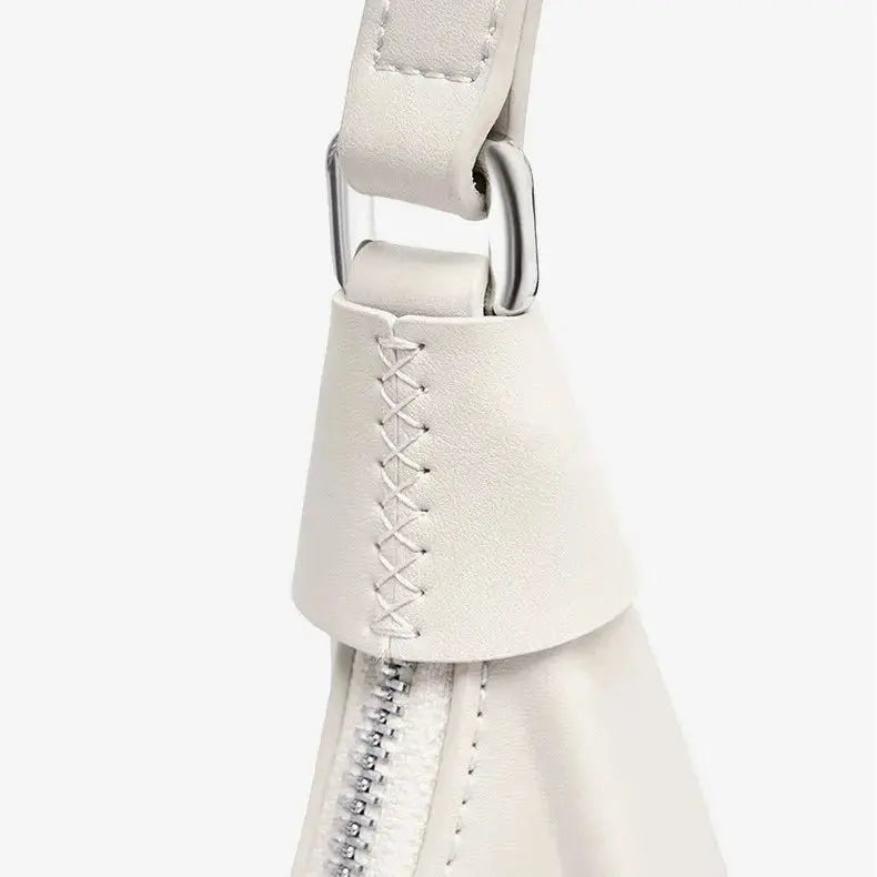 Sac croissant en cuir véritable blanc pour femme, détail couture et boucle métallique