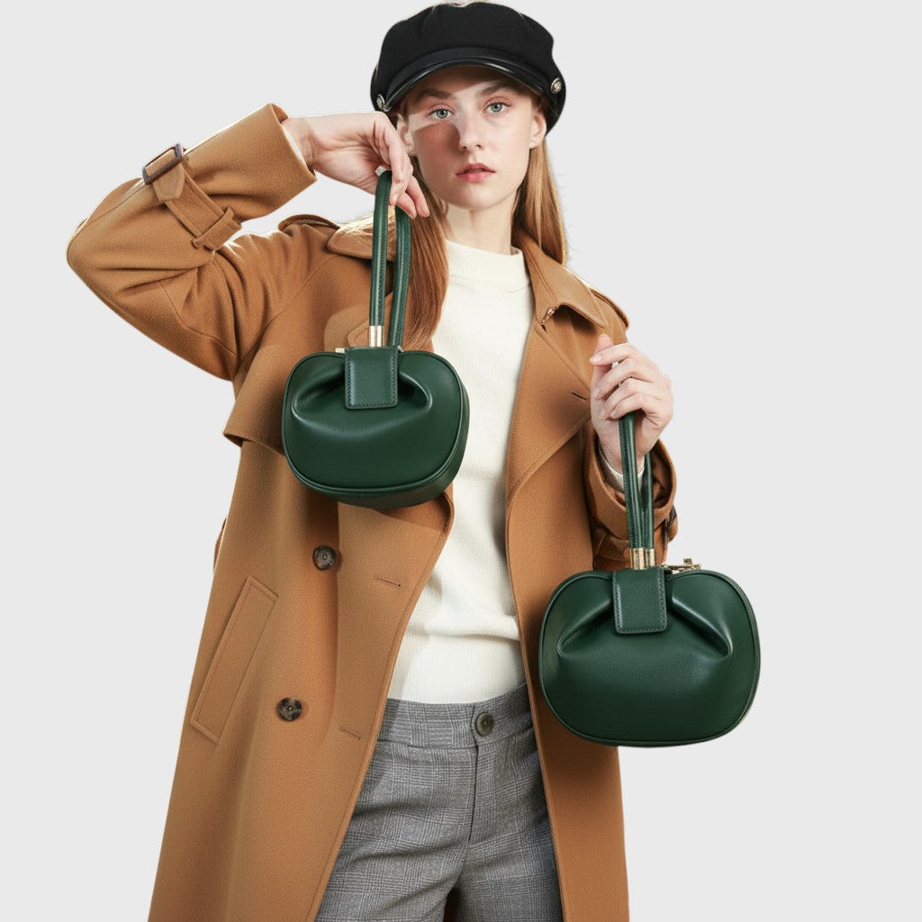 Mannequin présentant le sac cabas en cuir bombé vert en grand et petit modèle
