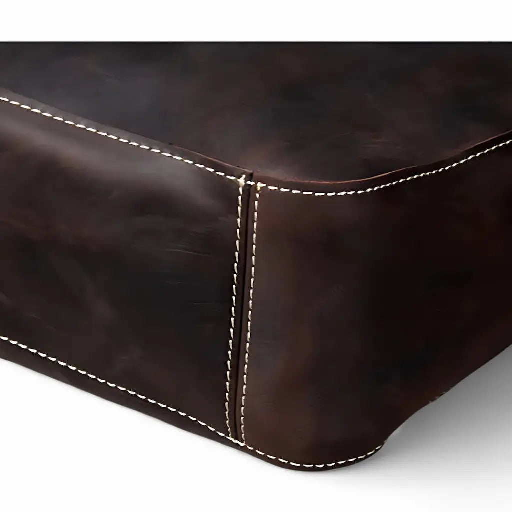 vue d’angle du sac en cuir Crazy Horse unisexe montrant la finitions