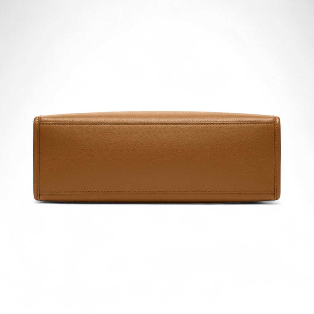 Vue inférieure du sac en cuir camel pour femme, base rectangulaire avec coutures renforcées