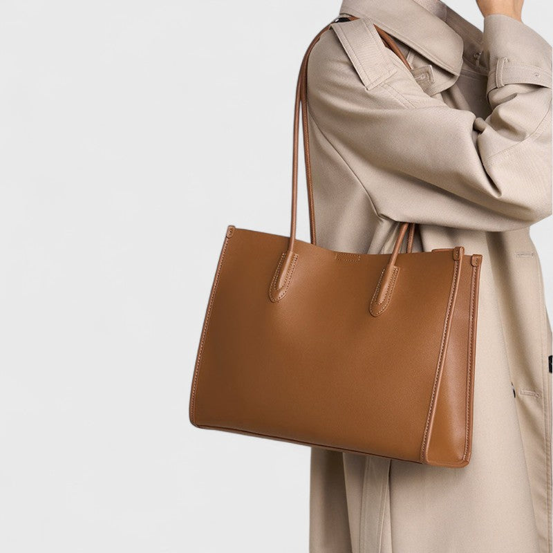 Vue latérale du sac en cuir camel pour femme, design épuré et structure rectangulaire