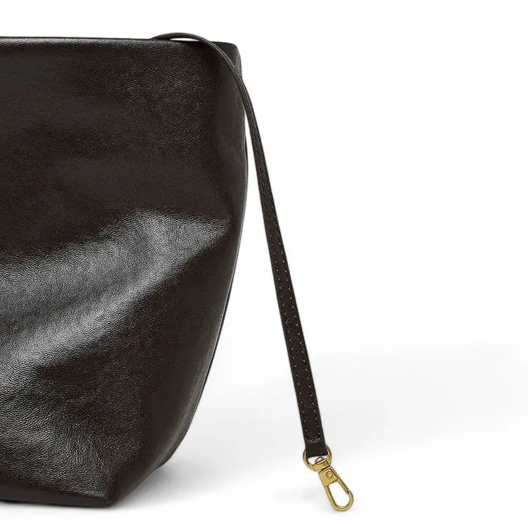 Vue latérale du sac en cuir marron foncé avec bandoulière fine détachable