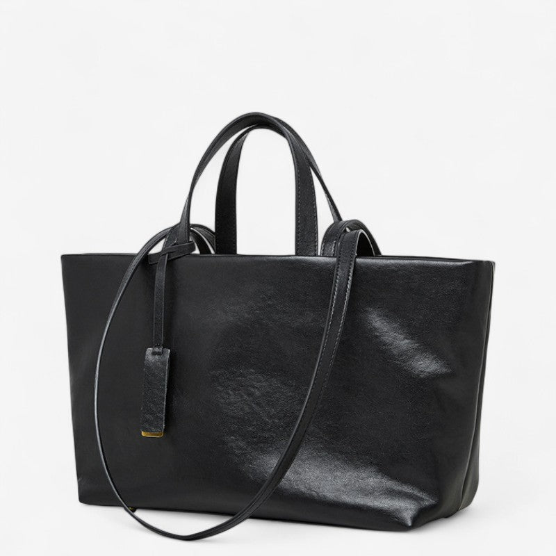 Vue avant du sac en cuir noir pour femme, texture lisse et structure rigide