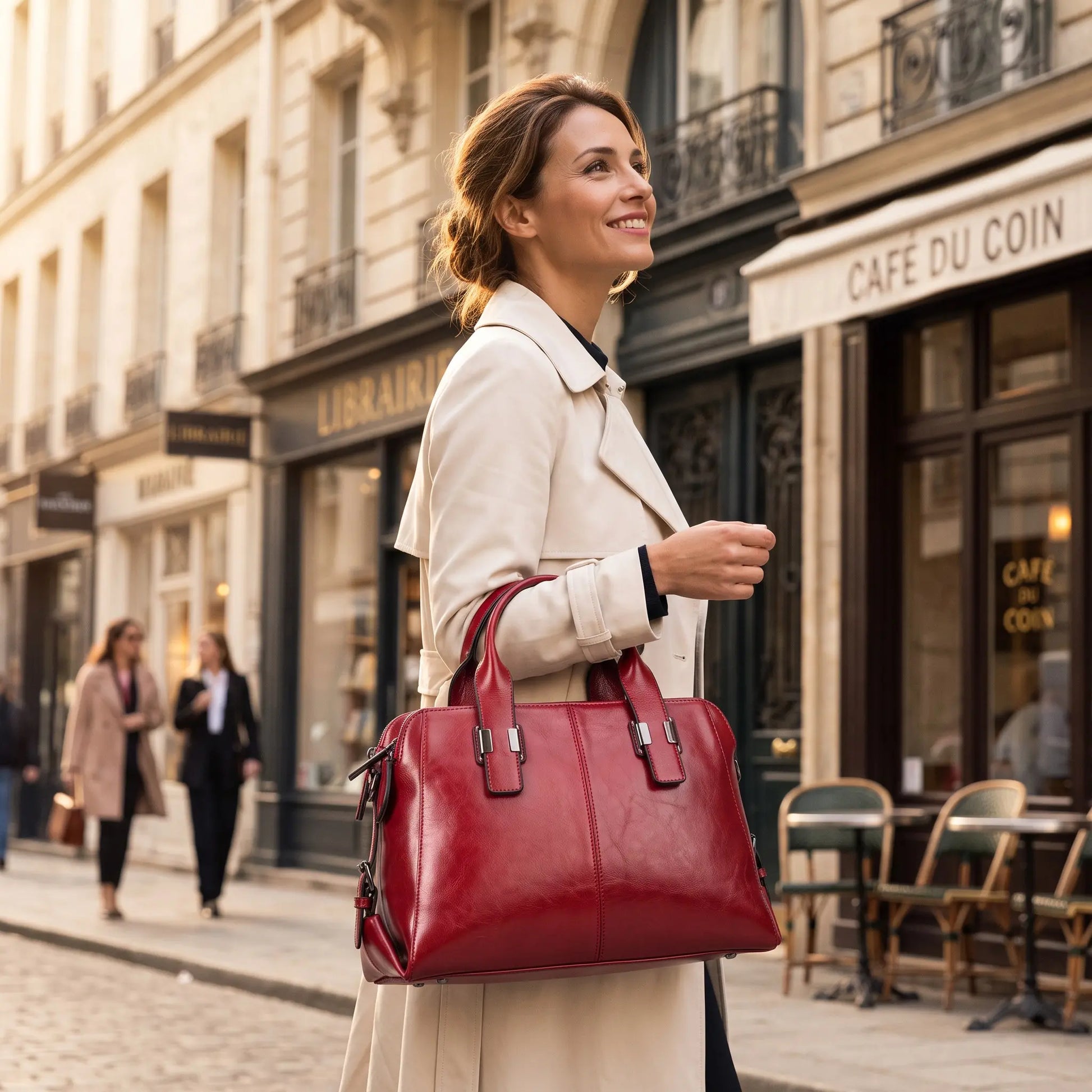 Sac en cuir rouge pour femme porté à la main dans une rue commerçante