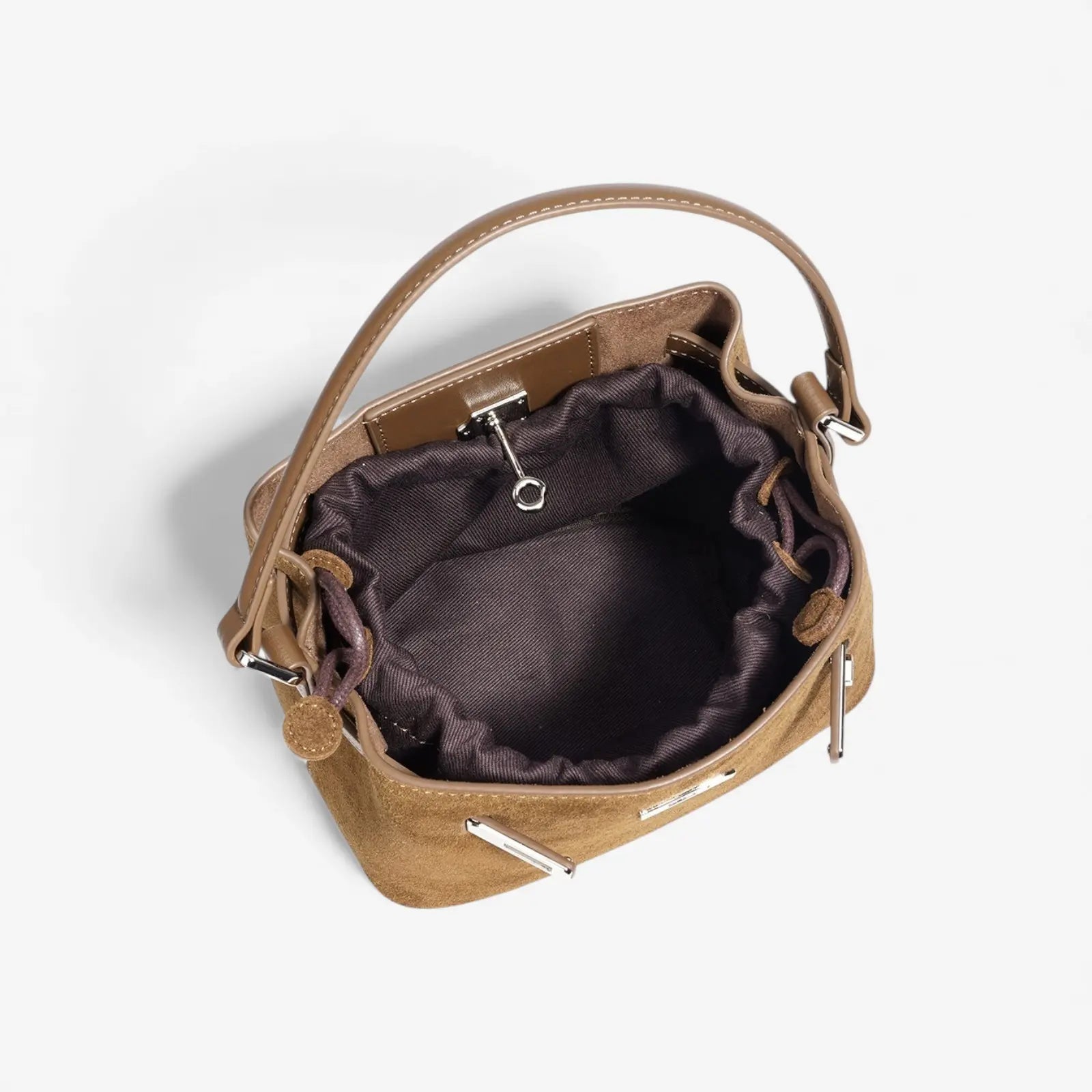 Intérieur d’un sac en cuir suédé camel, poches et compartiment visibles