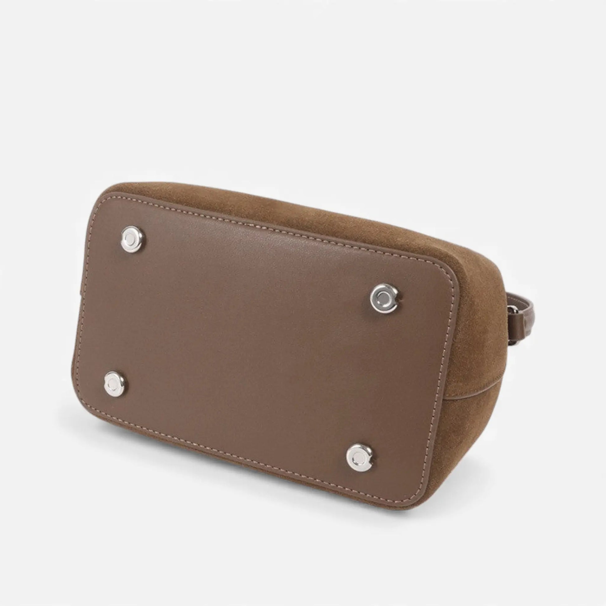 Vue du dessous d’un sac en cuir suédé camel avec pieds métalliques