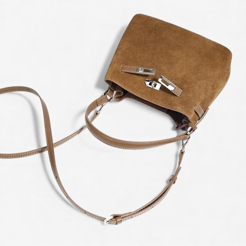 Sac en cuir suédé camel pour femme couché avec bandoulière, vue diagonale
