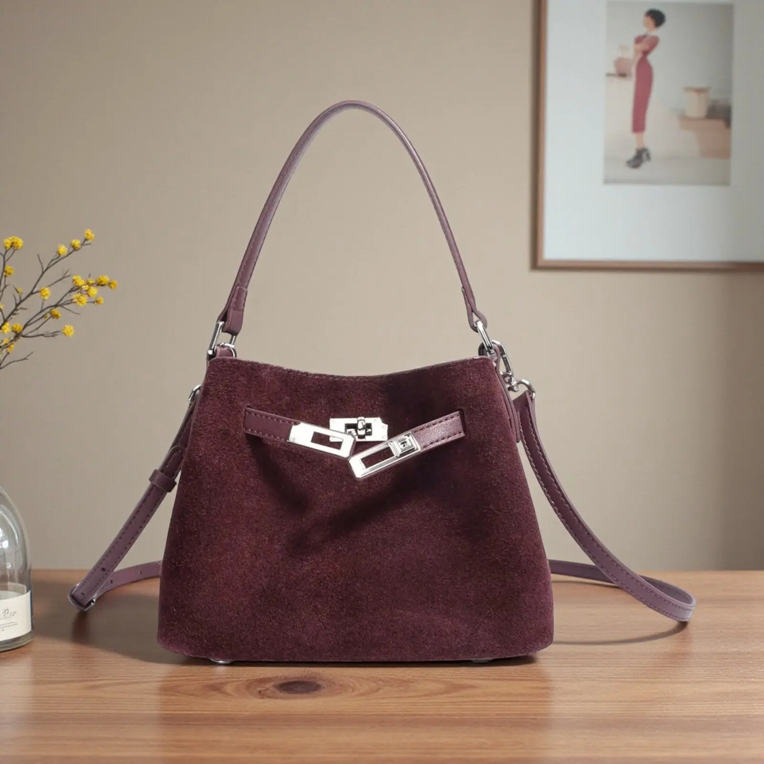 Sac en cuir suédé prune posé sur une table, vue avant