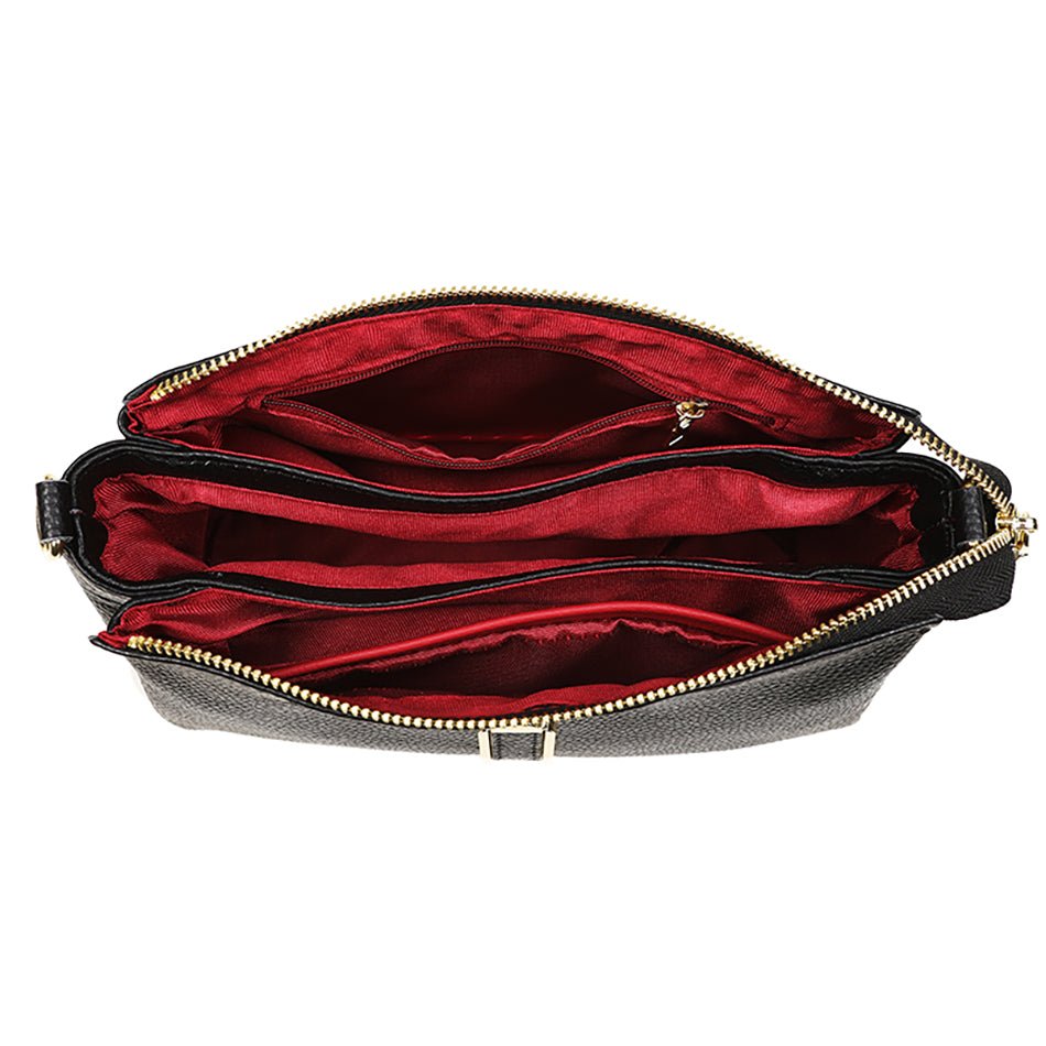 Intérieur rouge du sac en cuir de vachette noir avec compartiments visibles