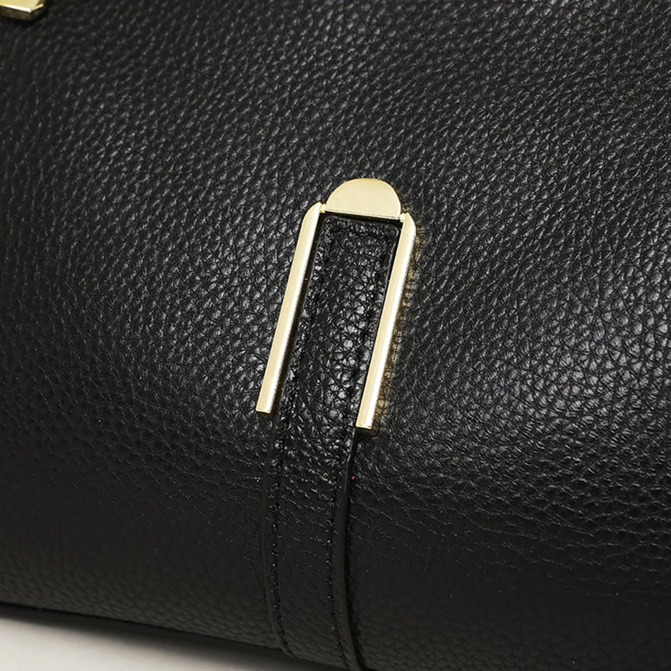 Détail du logo métallique sur sac en cuir de vachette noir