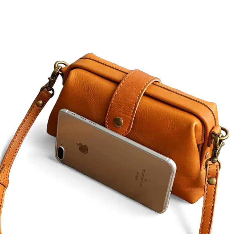 Sac en cuir véritable camel avec smartphone pour échelle de taille
