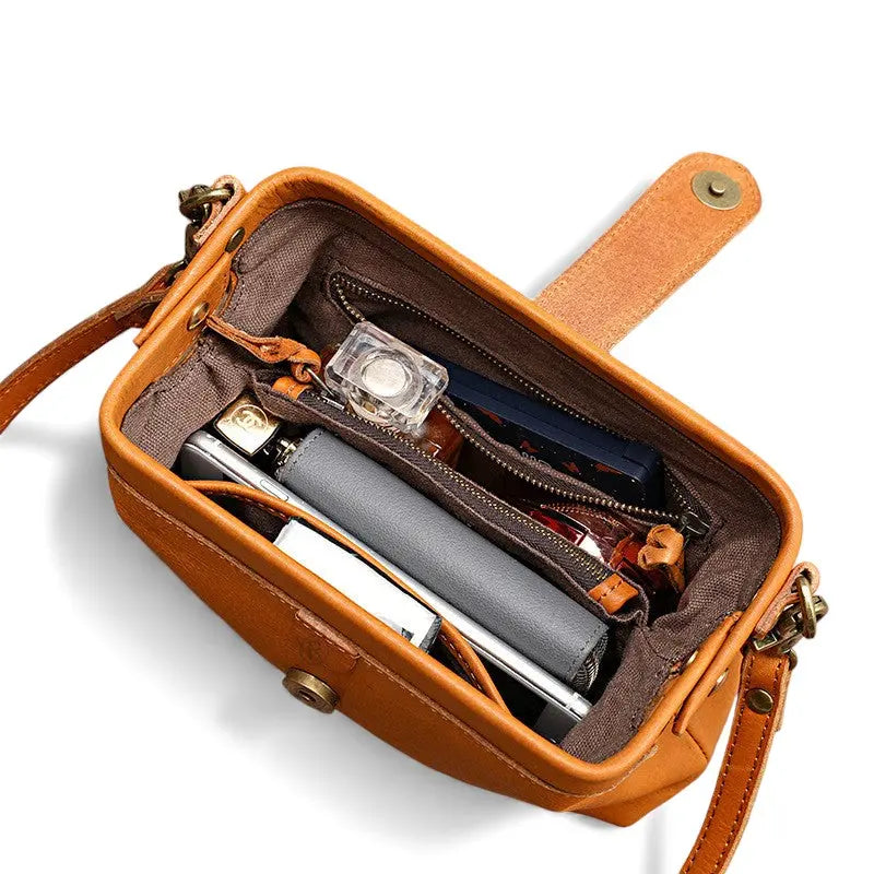 Intérieur du sac en cuir véritable camel contenant des accessoires
