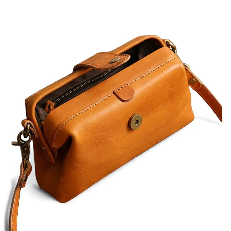 Sac en cuir véritable camel ouvert montrant l’intérieur et la fermeture
