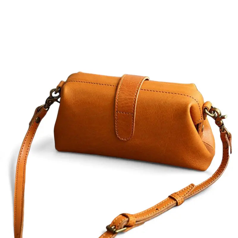 Vue arrière du sac en cuir véritable camel avec bandoulière
