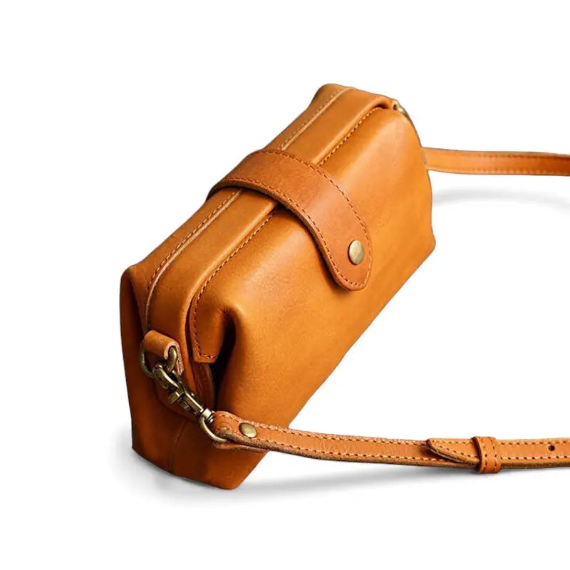 Sac en cuir véritable camel vu en angle latéral

