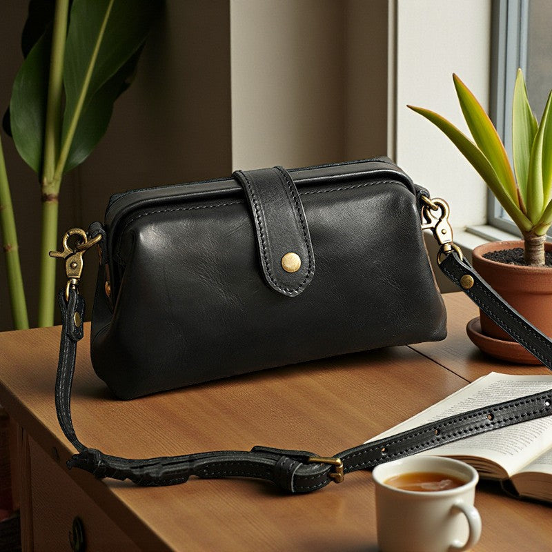 Vue arrière du sac en cuir véritable marron
