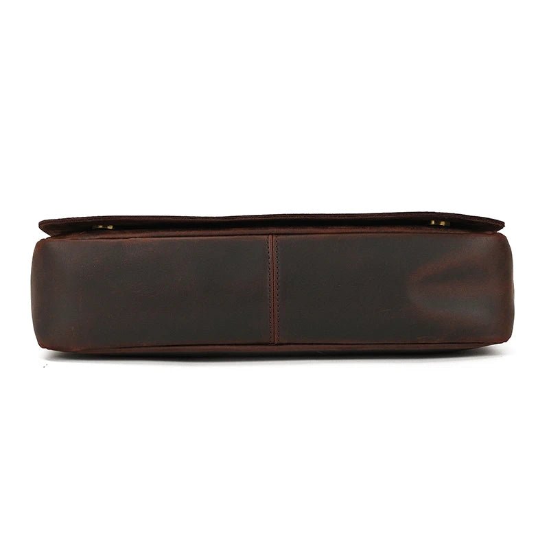 Vue du dessous du sac en cuir vintage unisexe marron