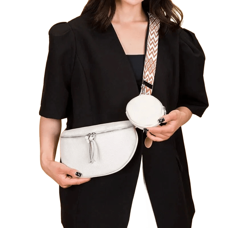 Femme portant un sac de poitrine en cuir souple blanc avec pochette ronde et bandoulière décorée