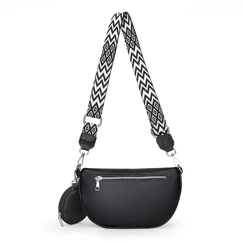 Sac de poitrine en cuir souple noir vu de face avec pochette ronde et bandoulière large