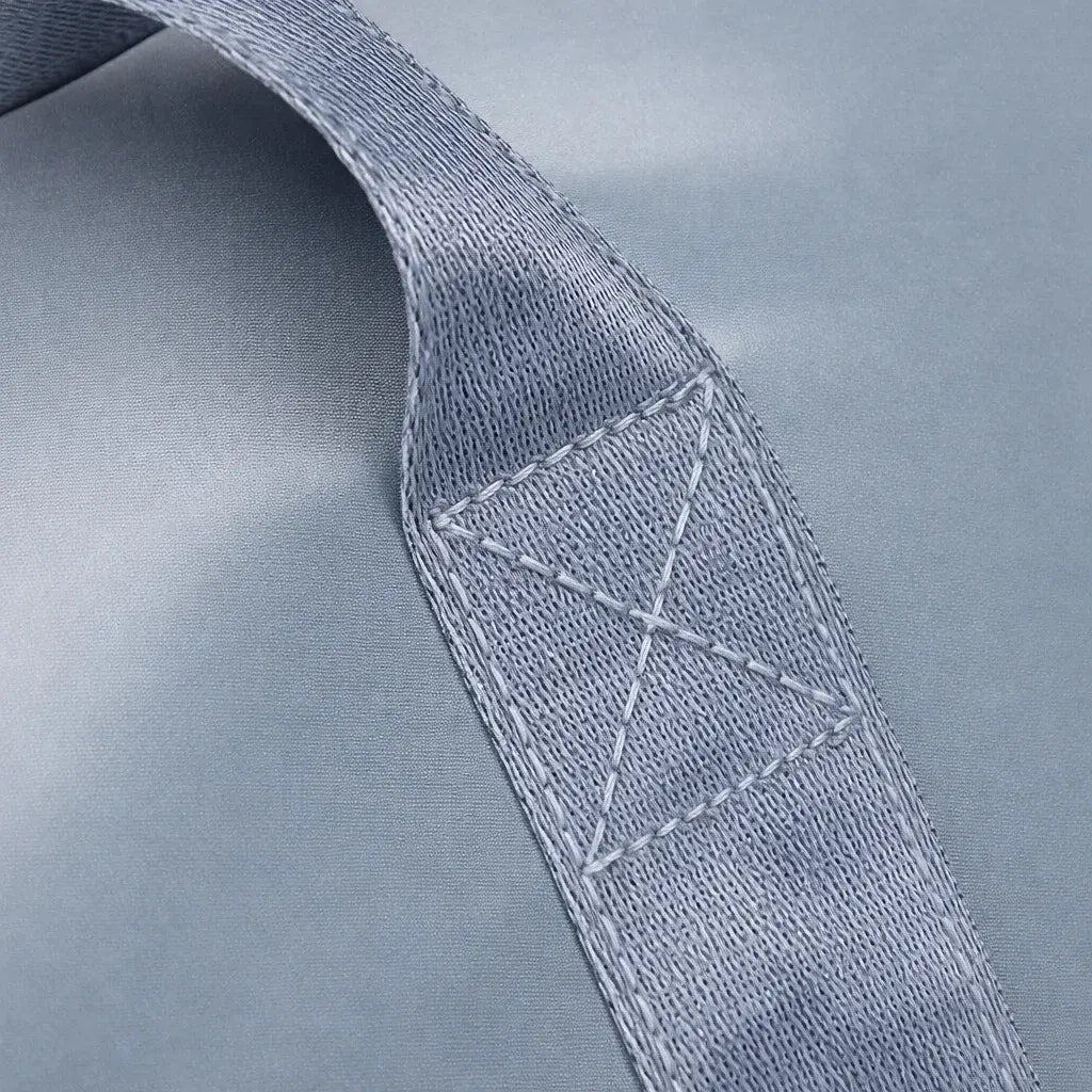 Détail des coutures renforcées de l’anse du sac de voyage femme