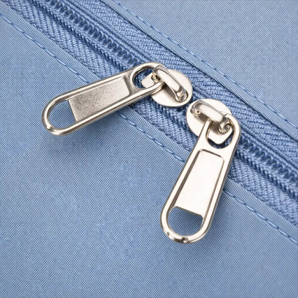 Gros plan sur la fermeture zippée double curseur du sac de voyage femme