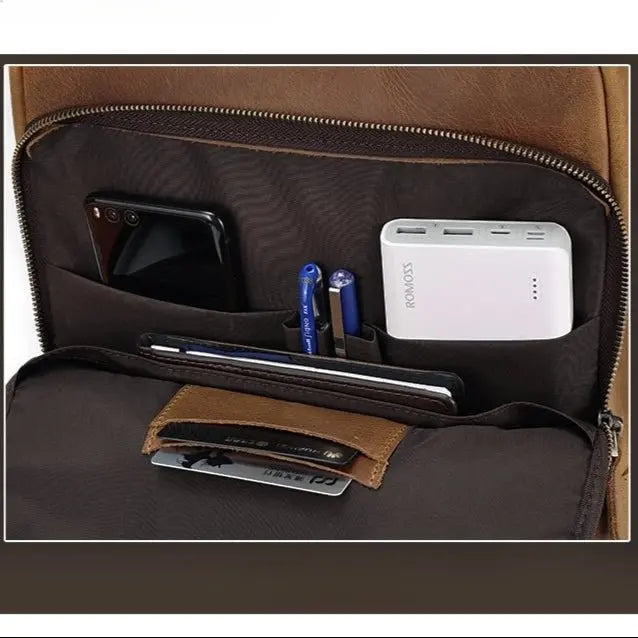 Intérieur du sac à dos en cuir Crazy Horse marron clair avec port USB et rangements