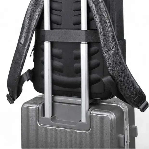 Sac à dos en cuir noir fixé sur une valise avec sangle arrière