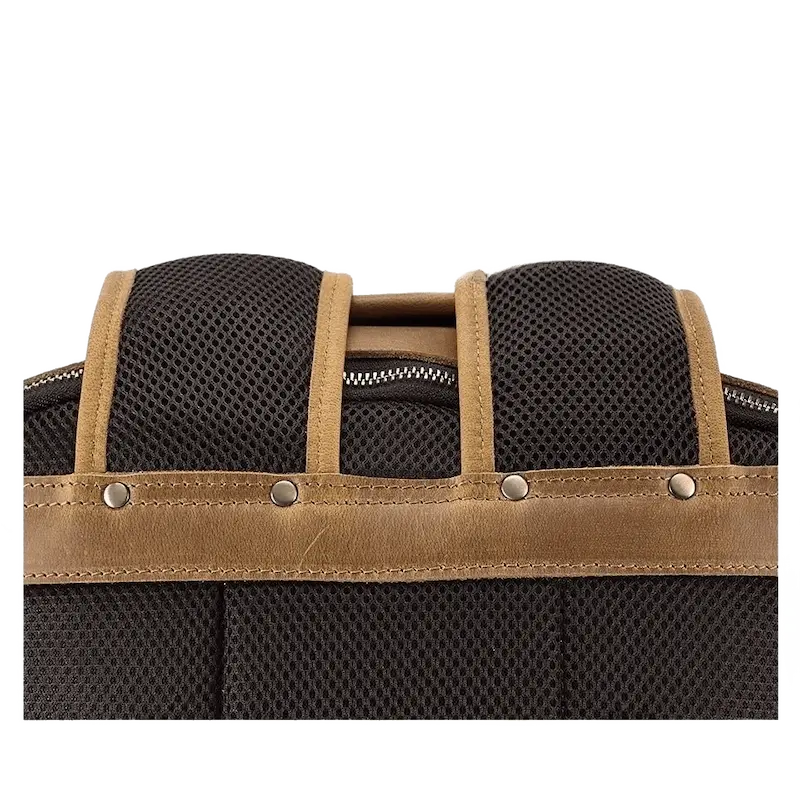 Poignée renforcée du sac à dos en cuir de vachette marron clair avec port USB