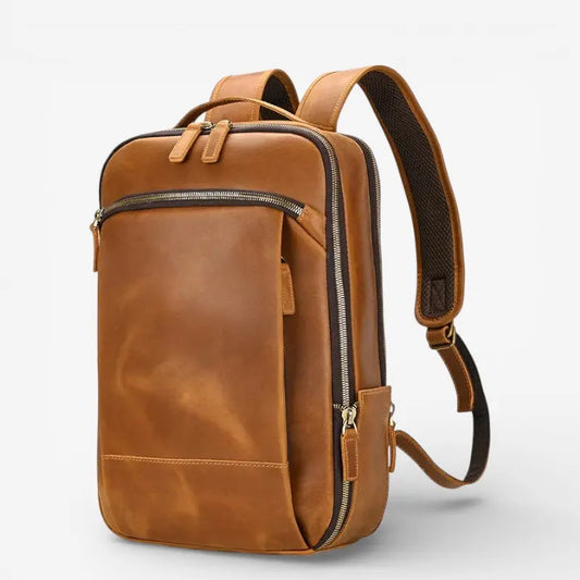 Vue de trois quart sac à dos cuir véritable brun clair avec poche avant zippée