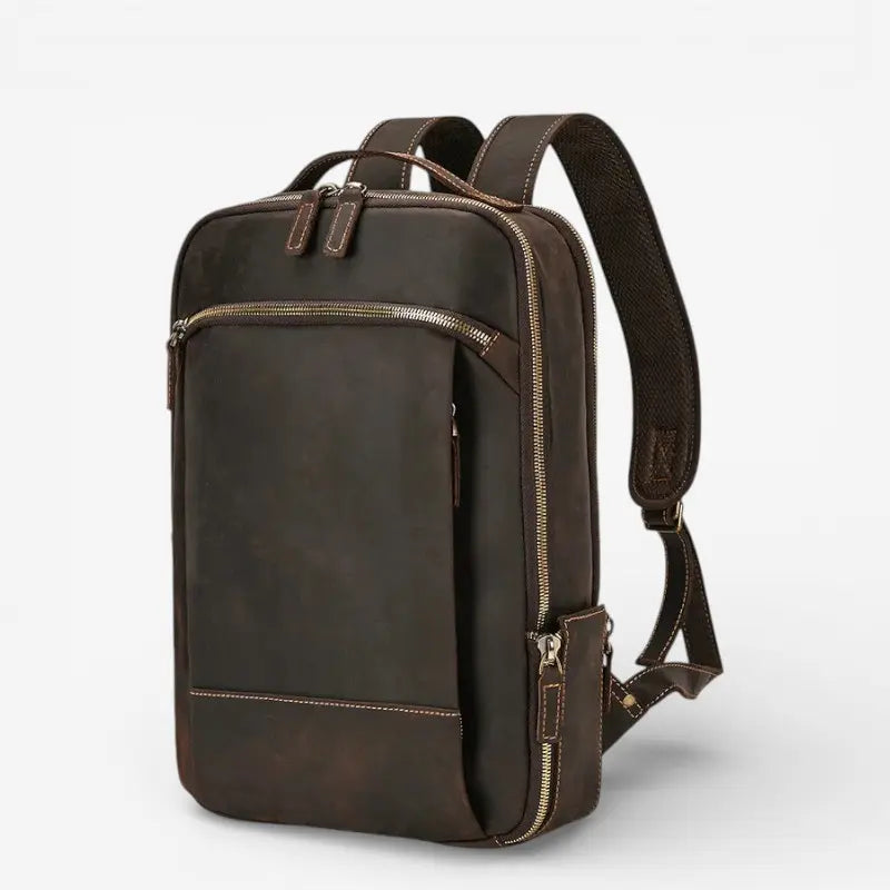 Vue de trois quart sac à dos cuir véritable brun foncé avec poche avant zippée