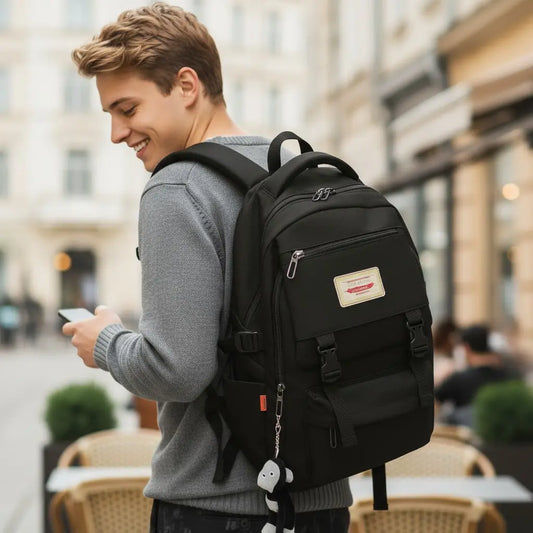 lycéen portant un sac à dos noir sur le dos dans une rue urbaine