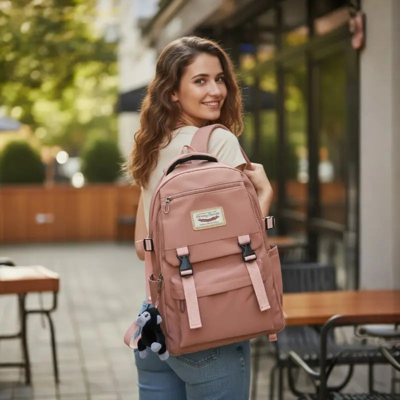 lycéenne portant un sac à dos rose en marchant dans une rue pavée