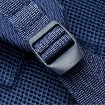 Détail d’une boucle réglable sur sac à dos ergonomique bleu marine