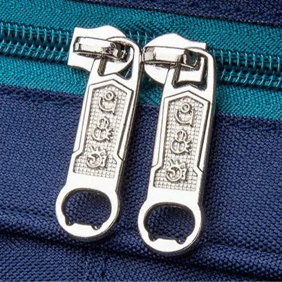 Fermetures éclair robustes argentées sur sac à dos ergonomique bleu marine