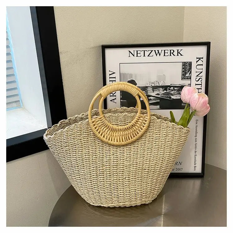 Sac en herbe tissée avec anse ronde en bois posé en décoration