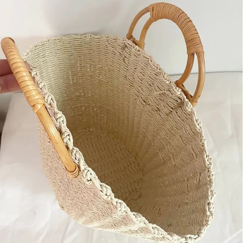 Vue intérieure d’un sac en herbe tissée avec anse ronde en bois