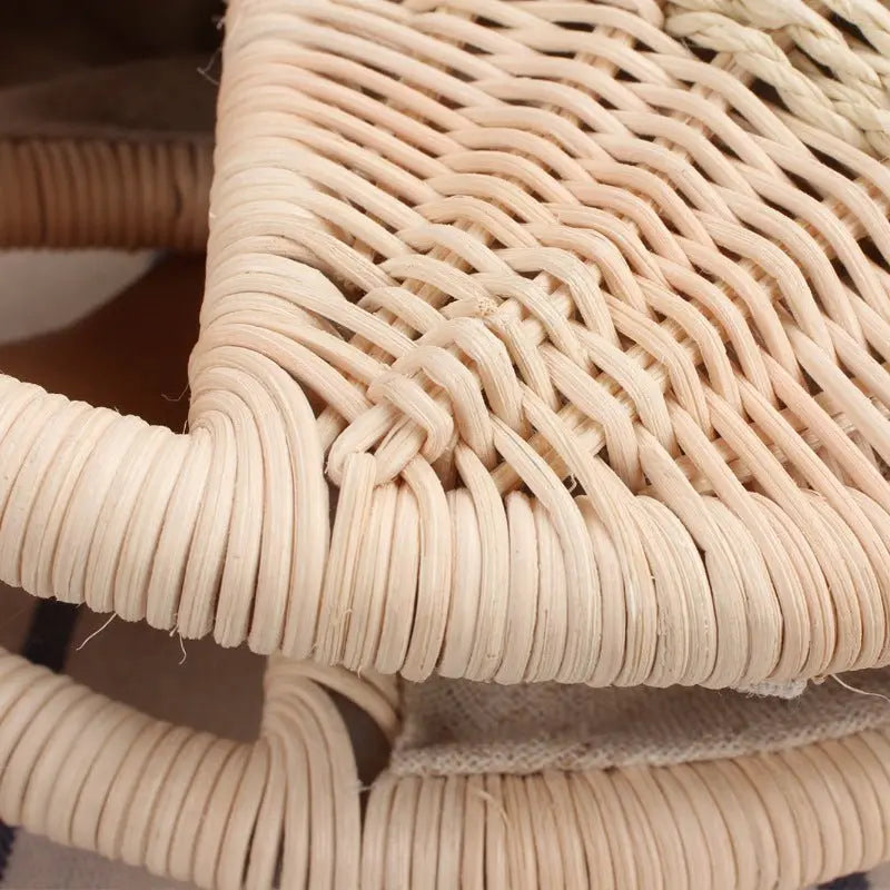 Gros plan sur les finitions en paille tressée du sac rond bicolore