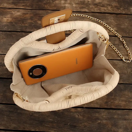 Vue intérieure du sac en paille tressée rond avec doublure coton et smartphone