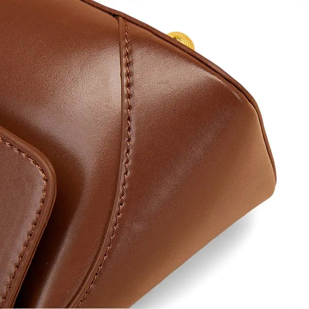 Détail des coutures du sac épaule en cuir marron style baguette