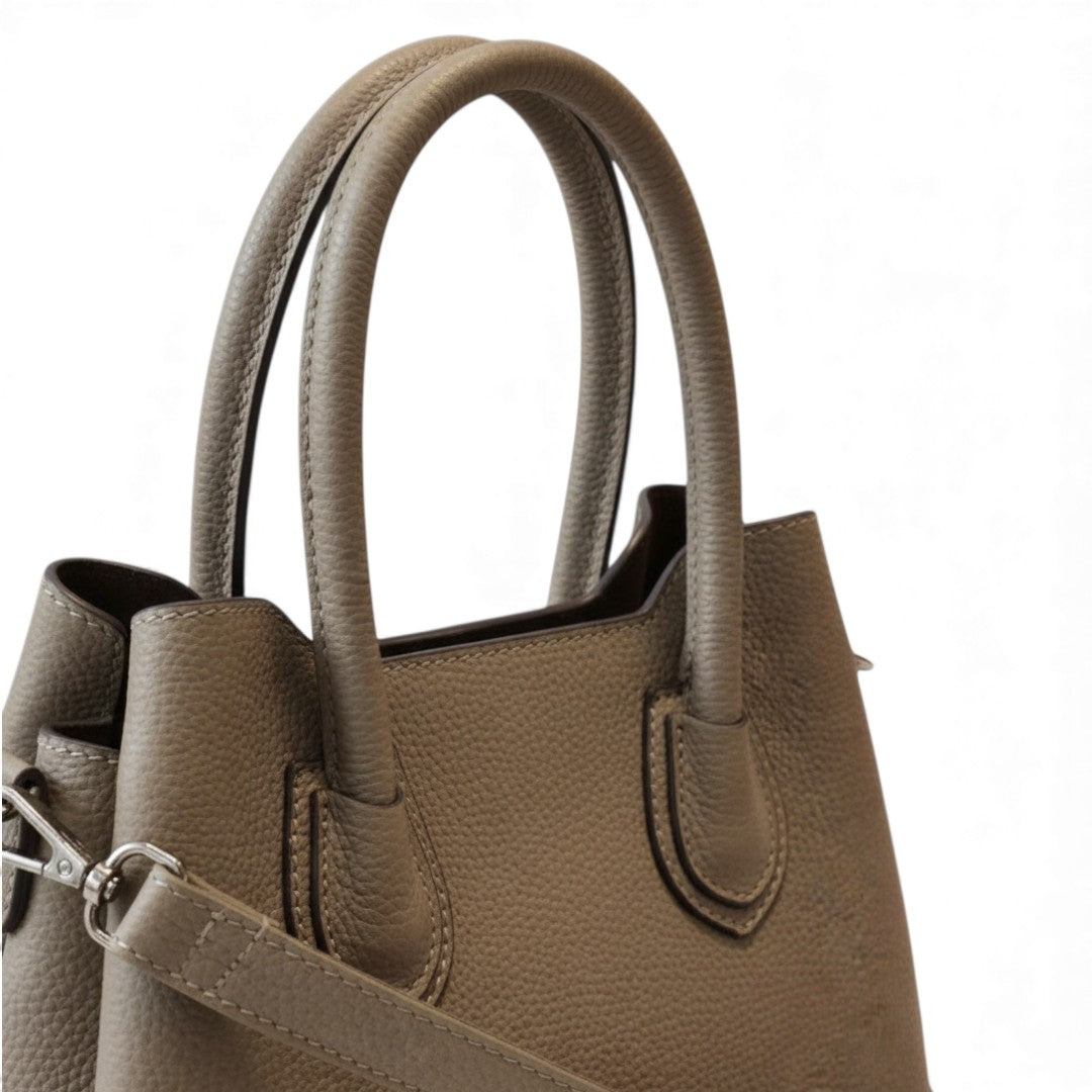 Détail des anses du sac femme en cuir de vachette taupe