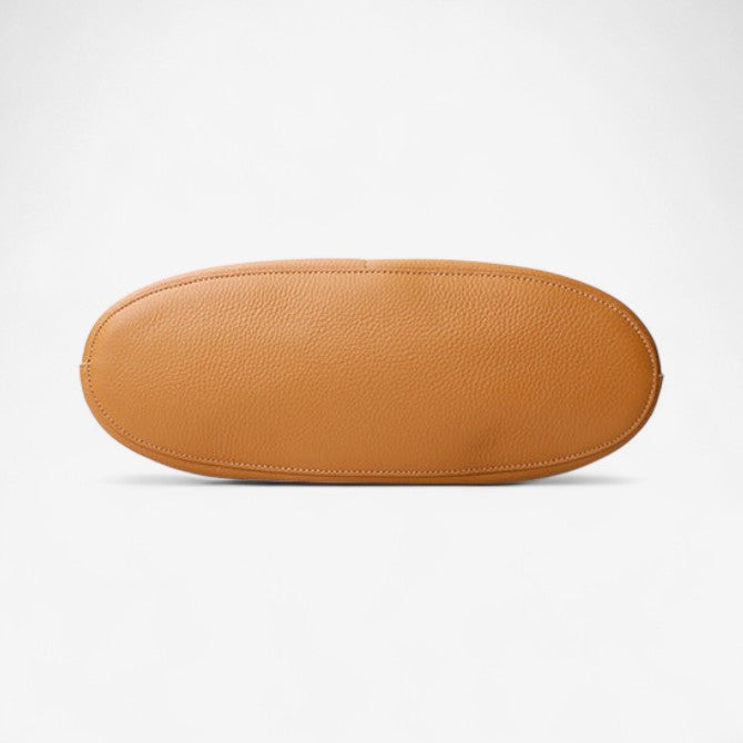 Vue de dessous du sac fourre-tout camel en cuir montrant sa base ovale