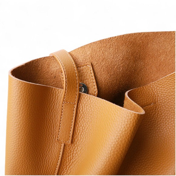 Zoom sur les coutures renforcées et la bordure intérieure du sac fourre-tout camel