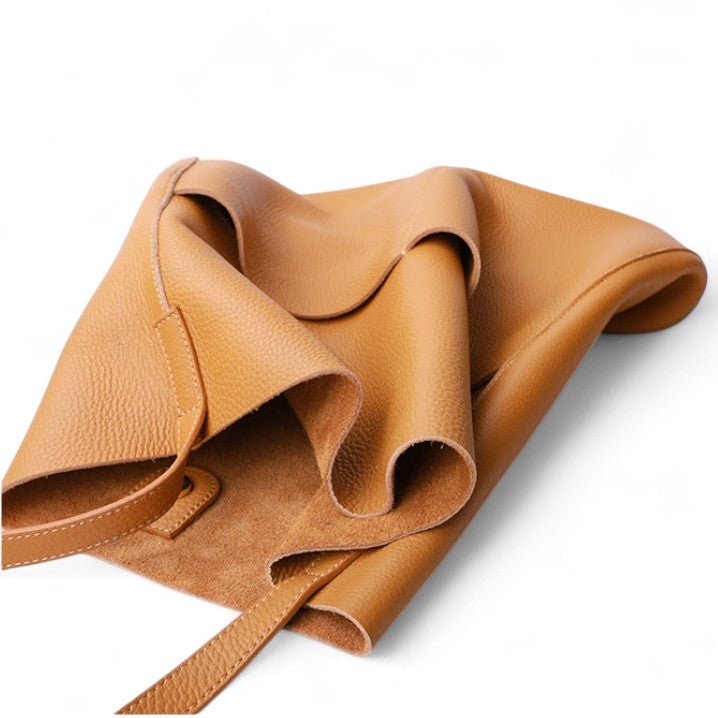 Vue du sac fourre-tout camel en cuir souple replié pour montrer sa flexibilité