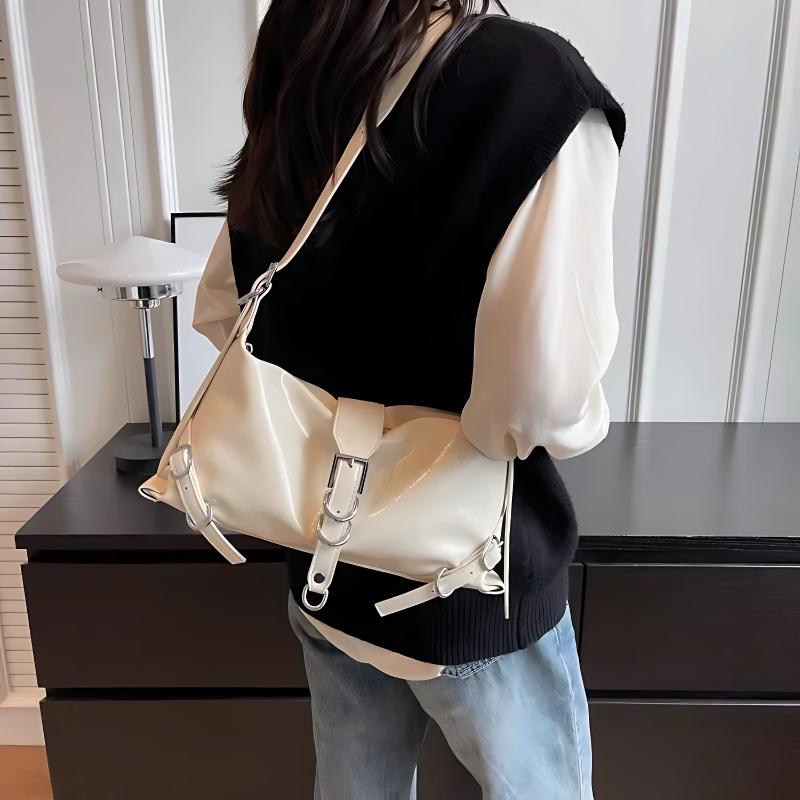 Sac hobo en cuir synthétique vernis argent porté dans le dos façon bandoulière