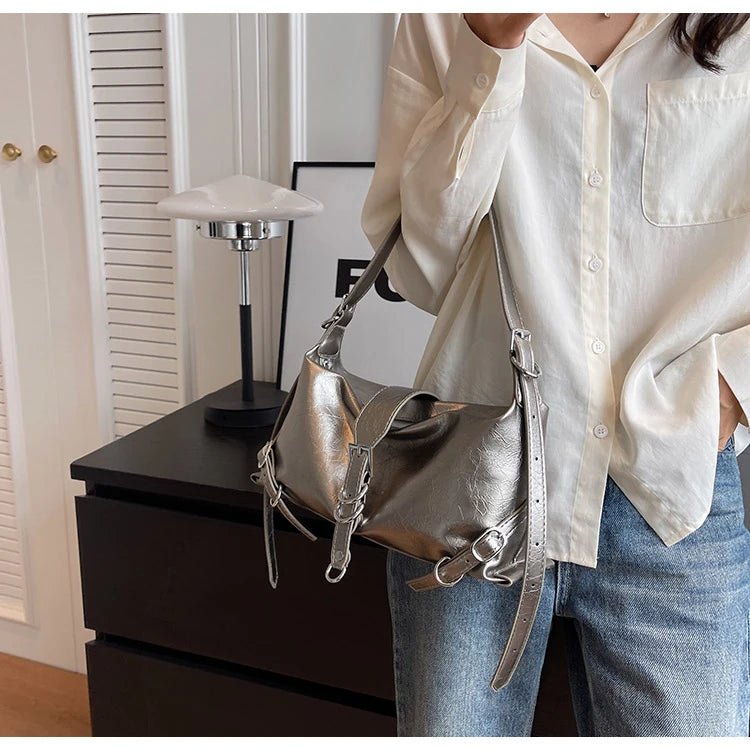 Sac hobo en cuir synthétique vernis argent porté à l’épaule avec sangle réglable